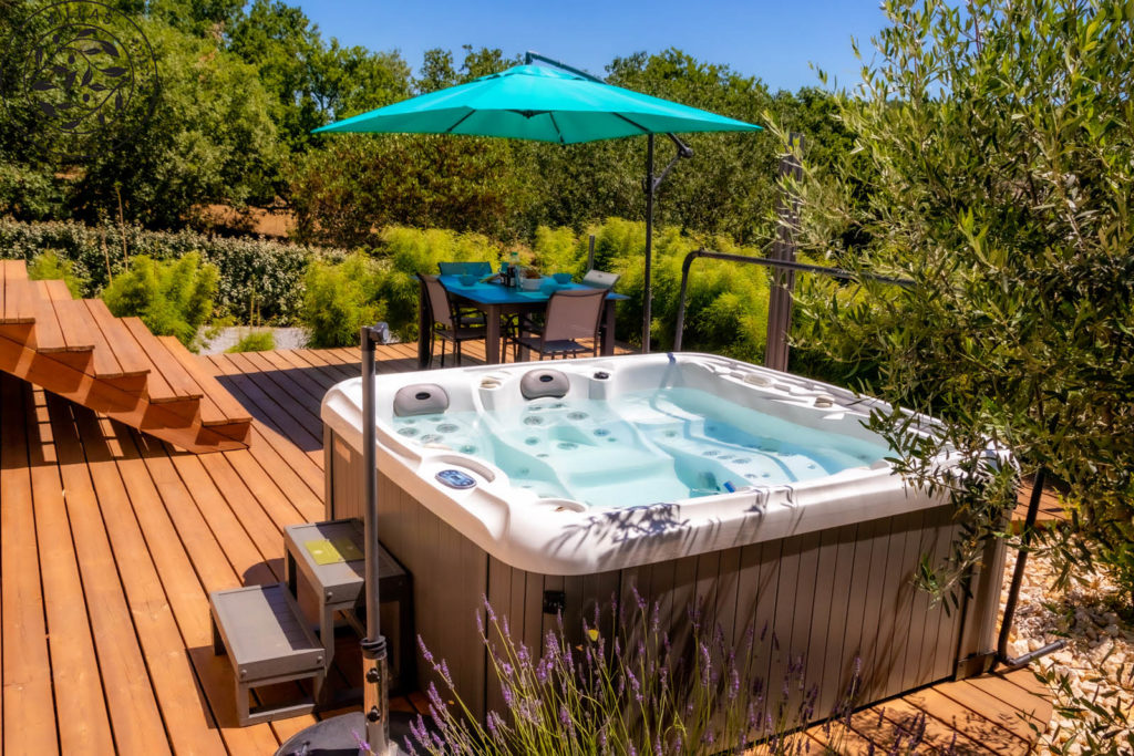 gite avec spa et jacuzzi à louer en ardèche